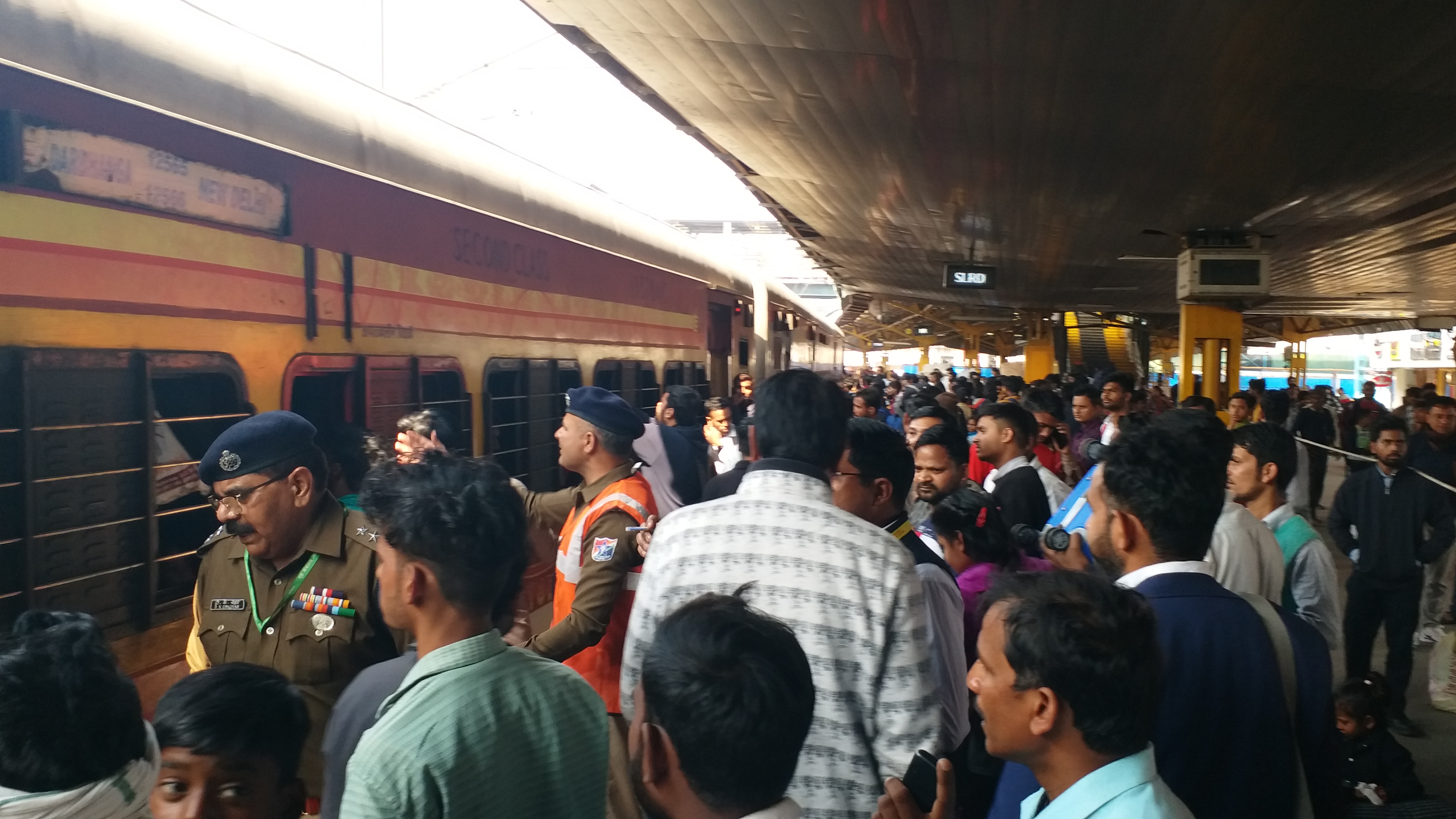 रेल यात्रा के दौरान मास्क और जरूरी एहतियात की अपील