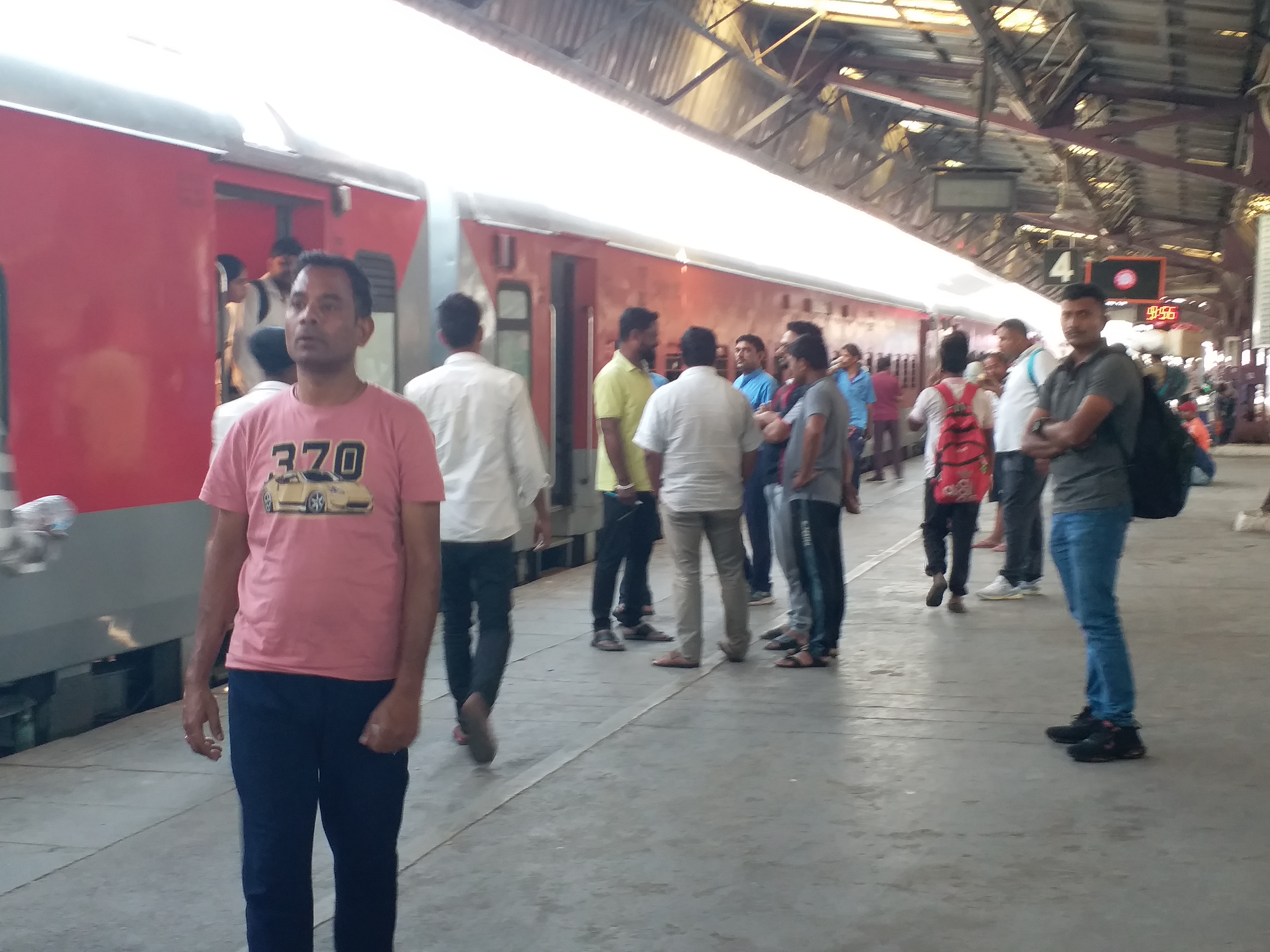 रेल यात्रा के दौरान मास्क और जरूरी एहतियात की अपील