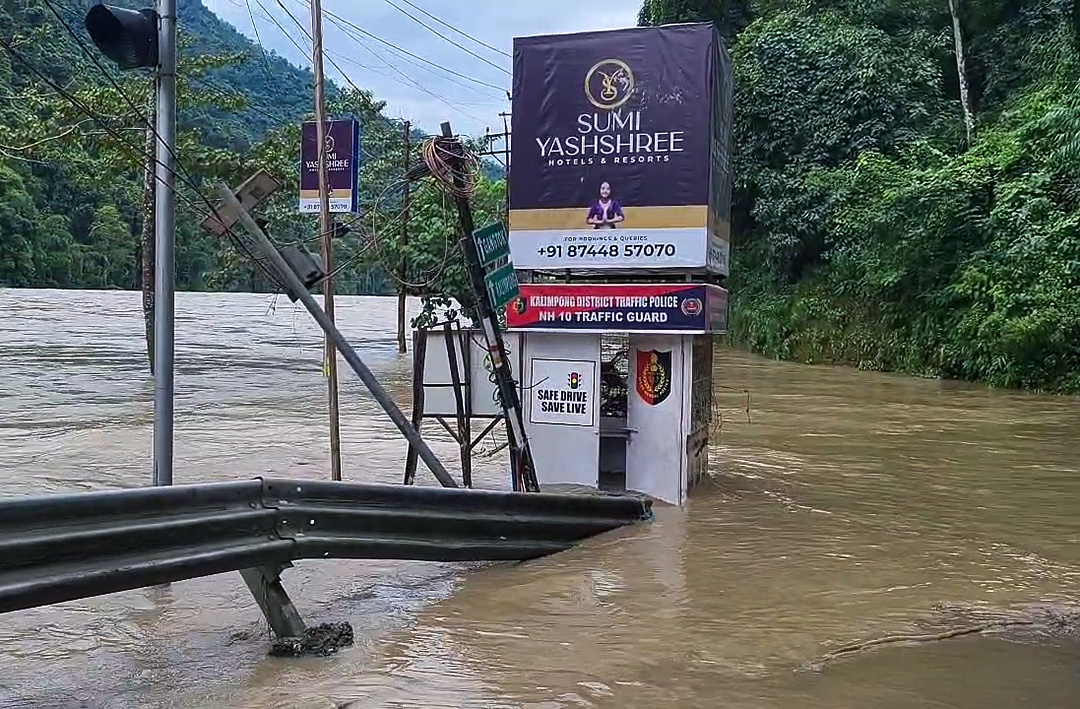 दार्जिलिंग में अक्टूबर में भारी बारिश से उफान पर नदी