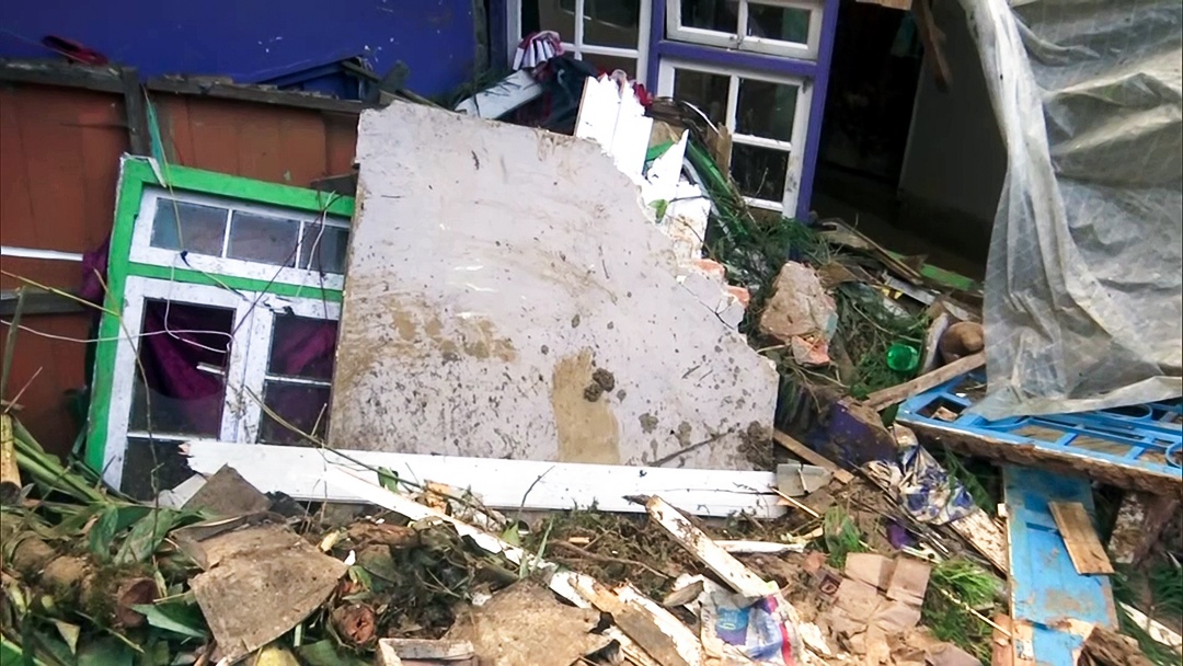 दार्जिलिंग के मिरिक में भूस्खलन के बाद क्षतिग्रस्त घर का दृश्य