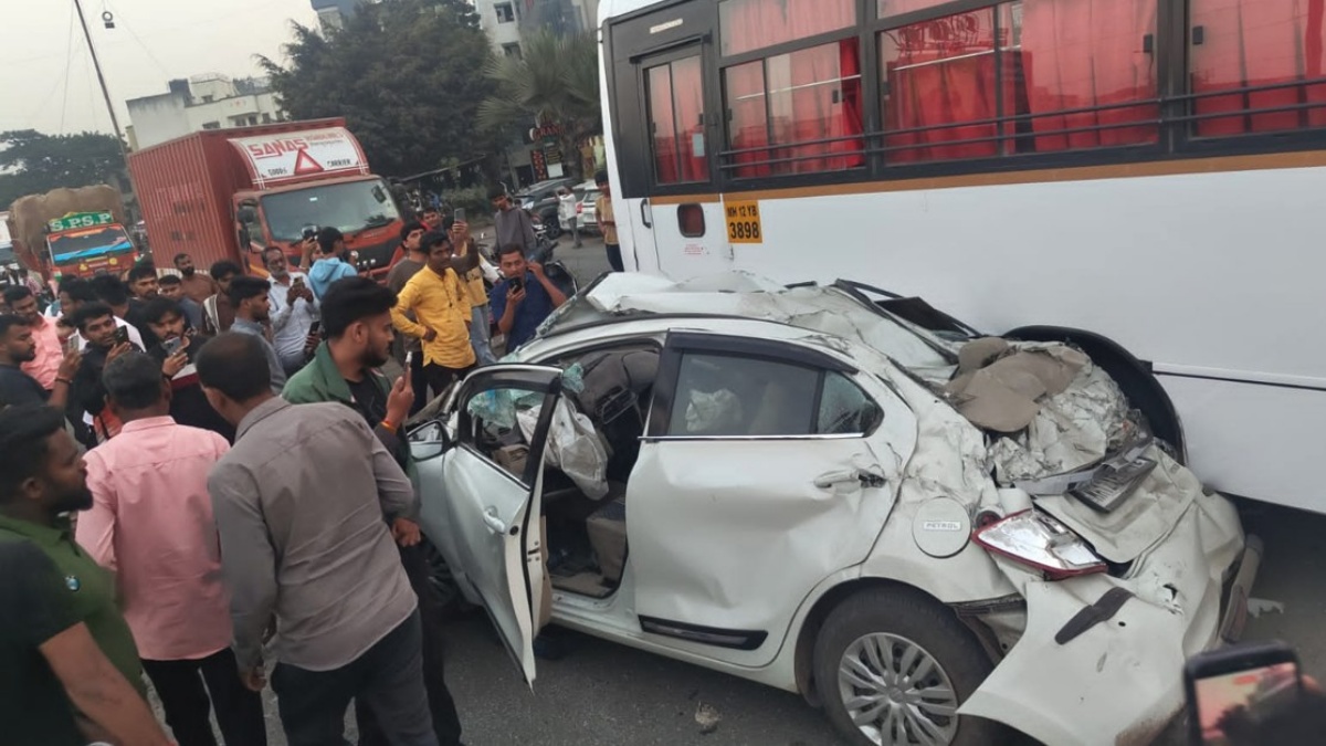 हादसे में कार के परखच्चे उड़ गए