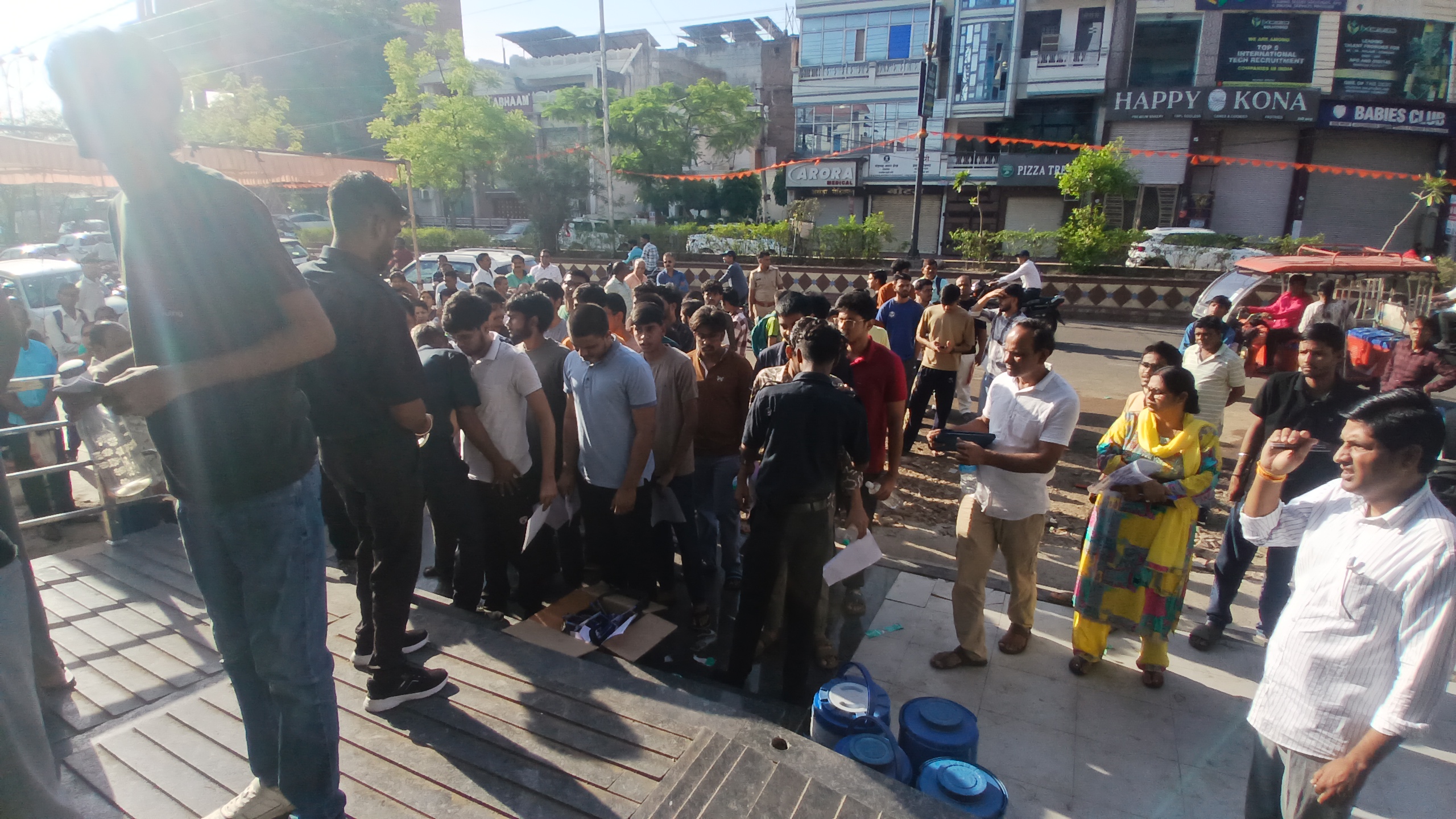 तेज धूप के कारण परेशान दिखे छात्र