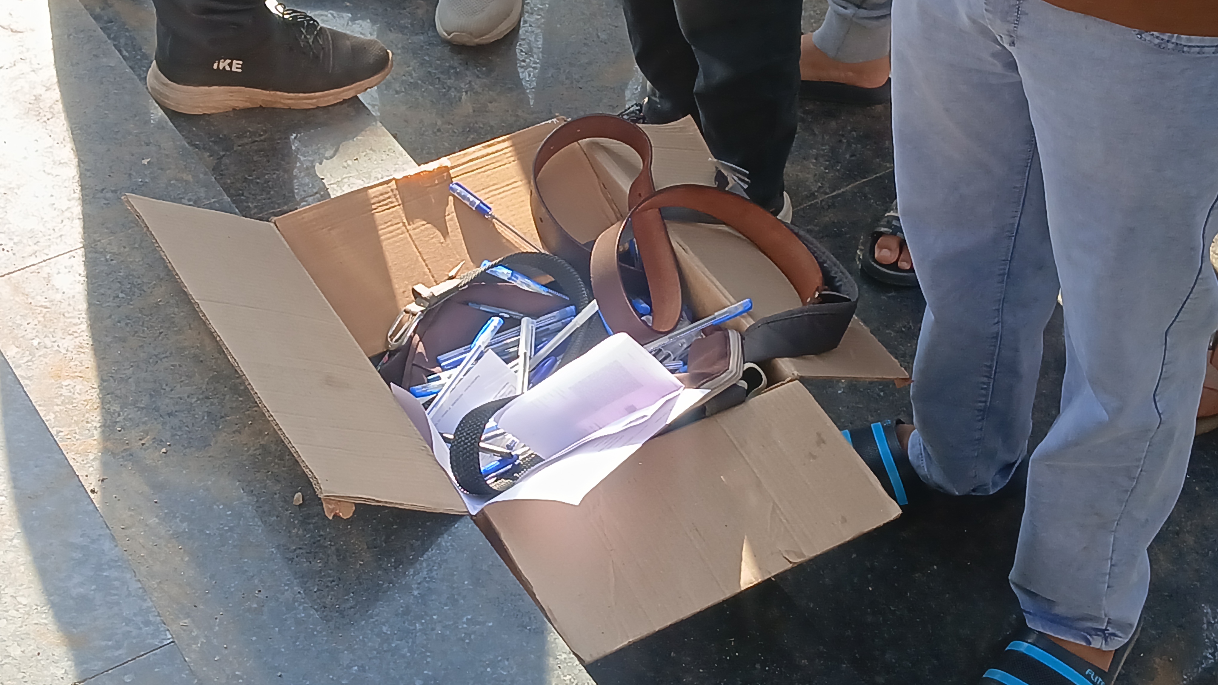 वर्जित सामानों को सेंटर के बाहर ही रखवाया गया