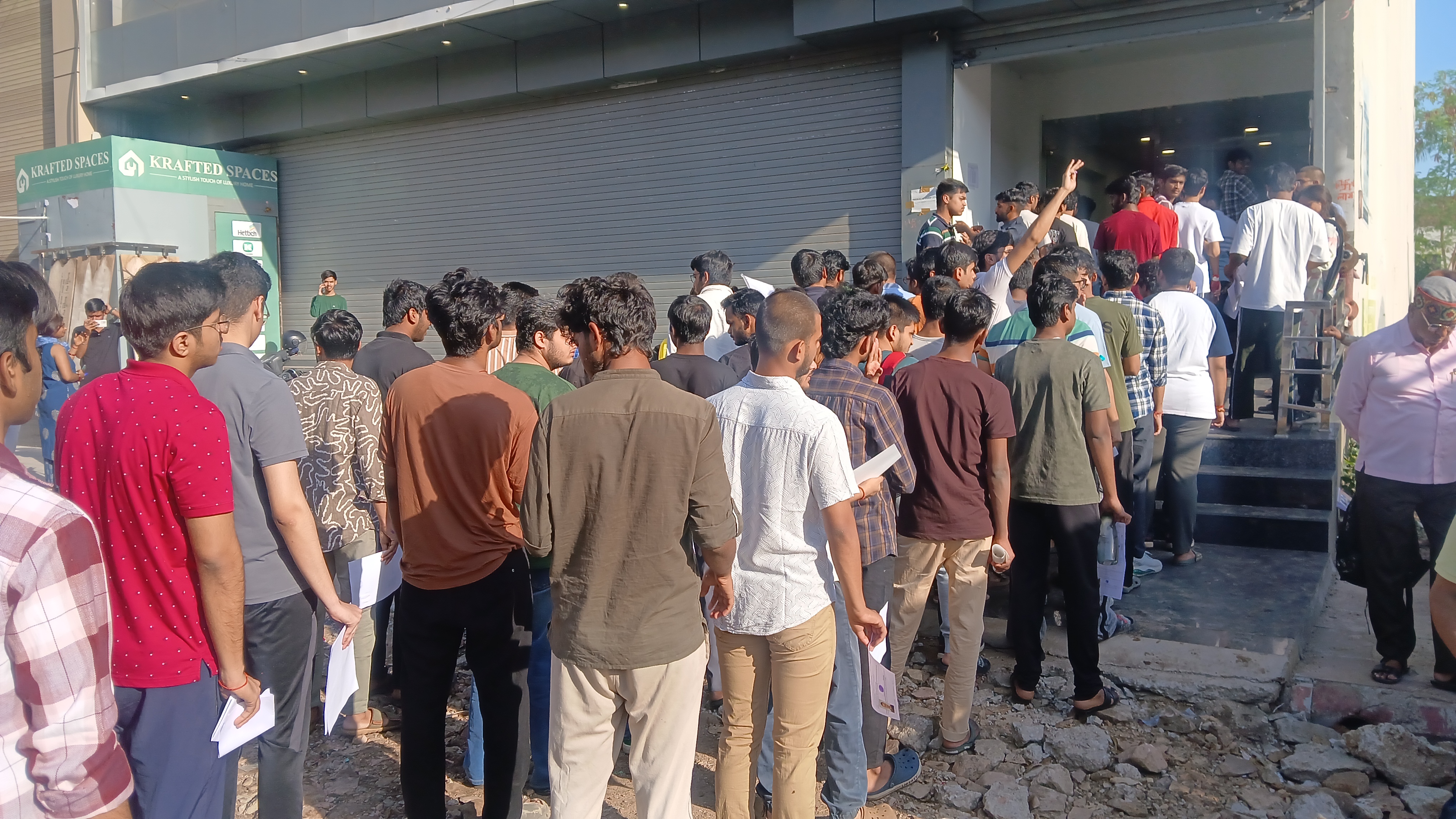 एग्जाम सेंटर के बाहर प्रवेश के लिए लंबी कतार